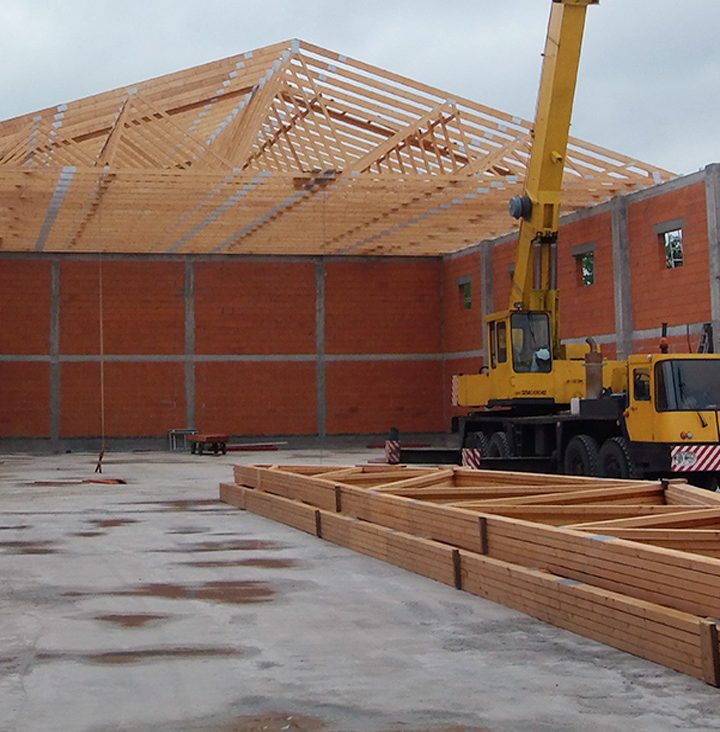 Dlaczego warto wykorzystać prefabrykaty drewniane w konstrukcji dachu?